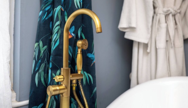 Rustic and Quirky Comfortable Cottage with Hot Tub