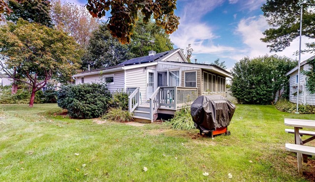 Rustic and well-equipped cottage w/gas grill, deck, large lawn - near the ocean