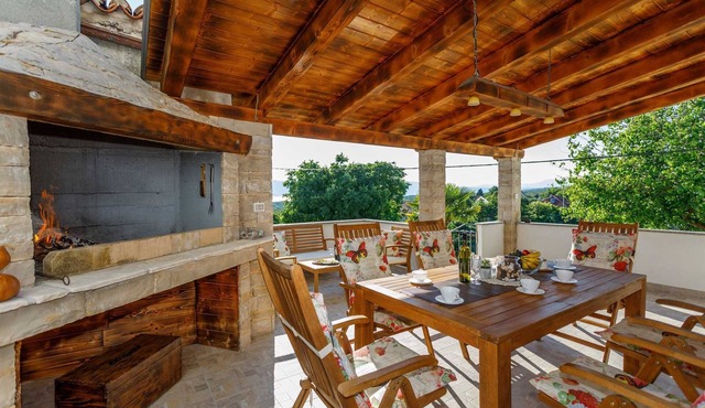 Rustic apartment EVELIN close to the beach