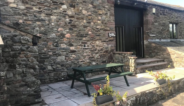 Rustic barn Cottage in a rural village with traditional open fireplace sleeps 5.