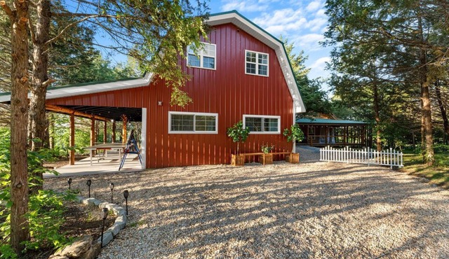 Rustic Barn | Sleeps 12 | Outdoor Games | Fire Pit | Breathtaking Views - Cozy Nightlife