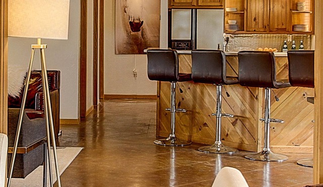 Rustic, Beautifully Appointed Cabin in Oak Studded Privacy