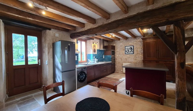 Rustic Berry Retreat: 4 En-Suite BRs, Fiber, Terrace, and Equestrian-Friendly!