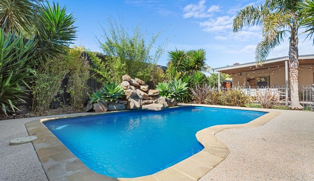 Rustic Bubbles - house with games room, solar heated pool and pet friendly