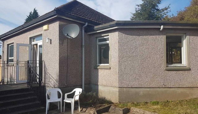 Rustic Bungalow in Leafy Settings -15mins From Glasgow Airport