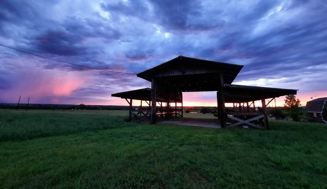 Rustic Bunkhouse on 6 acres - 30 minutes from Fort Worth!