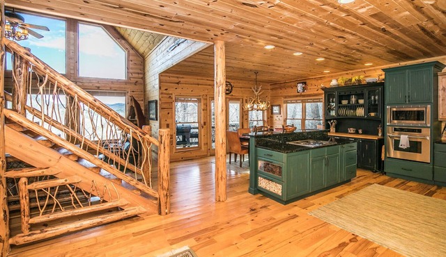 Rustic Cabin 0.4 miles from Lake Burton - 3 bedroom/3.5 bath - Beautiful views