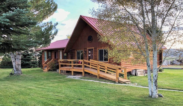 Rustic Cabin 20 Mins to Capitol Reef Nat'l Park!
