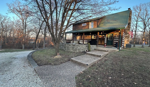 Rustic Cabin/4-bed/Fireplace/Hot Tub/Bar Area