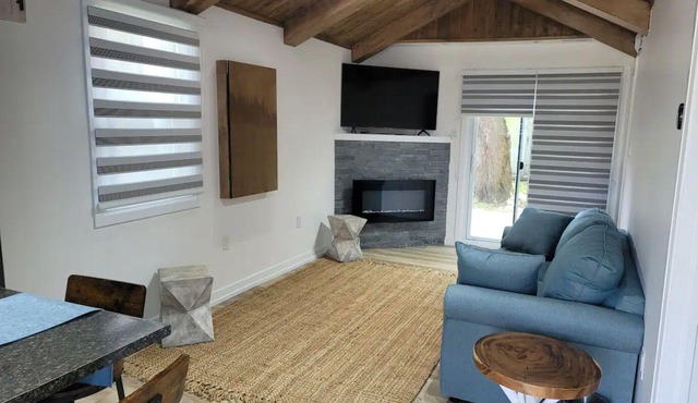 Rustic Cabin Across Innisfil Beach Park