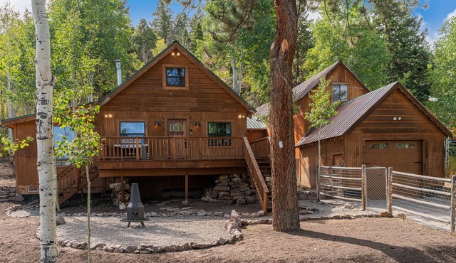 Rustic Cabin, Amazing Views of the Mountains, with sled hill - STR 2022-092