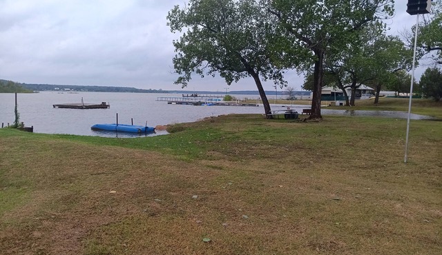 Rustic cabin at lake Leon. Lake aces for fisherman or boat enthusiast.