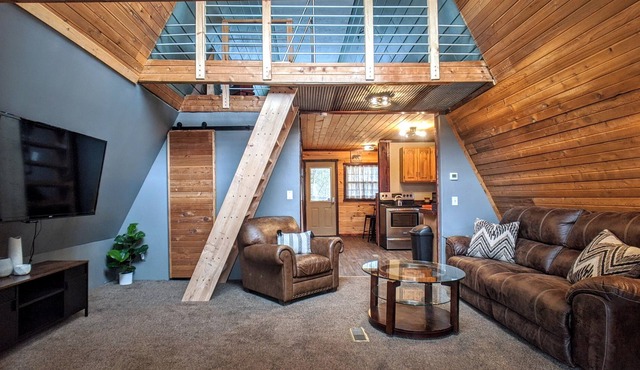 Rustic Cabin Centrally located for the Outdoor Adventurer