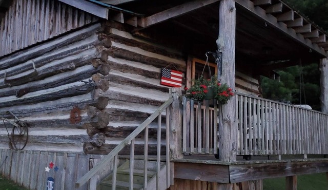 Rustic cabin in peaceful Galax with WiFi, AC