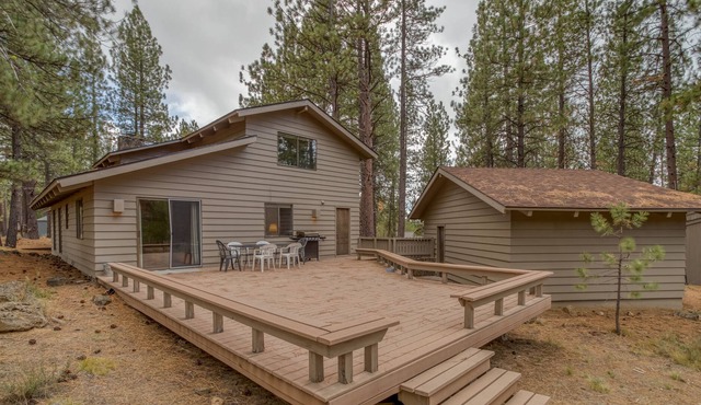 Rustic Cabin in Sunriver with Modern Amenities and SHARC Passes!