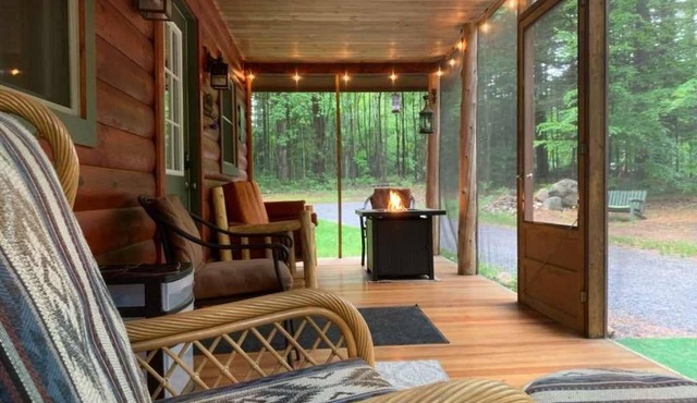 Rustic cabin - just minutes from miles of hiking trails!