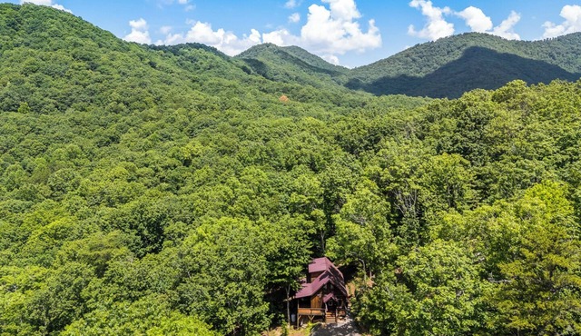 Rustic Cabin just outside of Murphy, NC with beautiful mountain views!