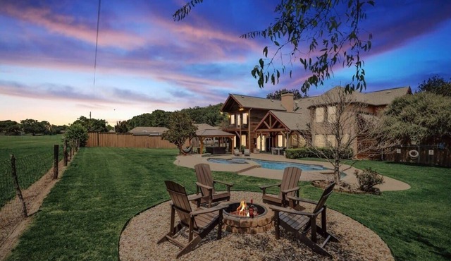 Rustic Cabin Mansion - Hot tub, Gym, Cinema, Pool
