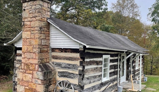 Rustic Cabin minutes from New River Gorge National Park and downtown Oak Hill.