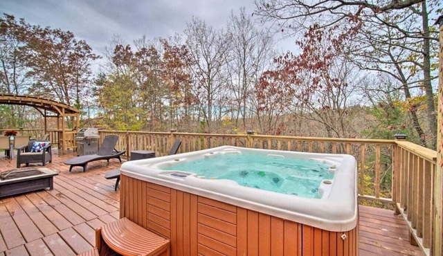 Rustic Cabin Near Carters Lake w/Private Hot Tub