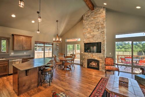 Rustic Cabin Near Mt Rainier: Fire Pit & BBQ!