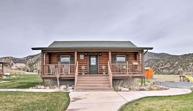 Rustic Cabin Near Palisade State Park w/Deck!