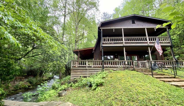 Rustic cabin on Huge Creek!Chefs kitchen, fireplace, relaxing beautiful scenery♥️