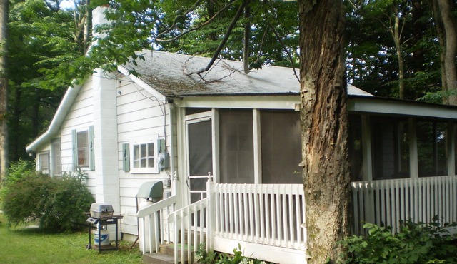 Rustic Cabin Promised Land State Park, Poconos- Walking Distance To Both Lakes
