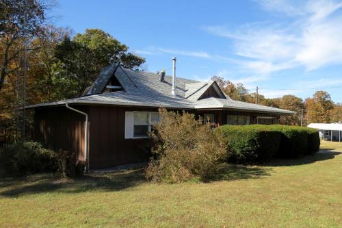 Rustic Cabin Rental with a Wood-Burning Stove near Meramec State Park, Missouri