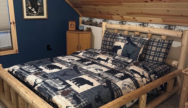 Rustic Cabin Retreat - Lake Access & Trailside Location