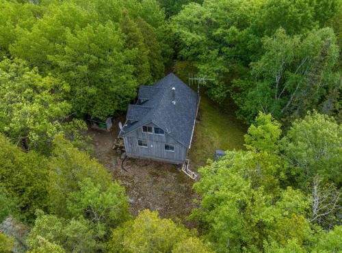 Rustic cabin w Games near Lake and National Park