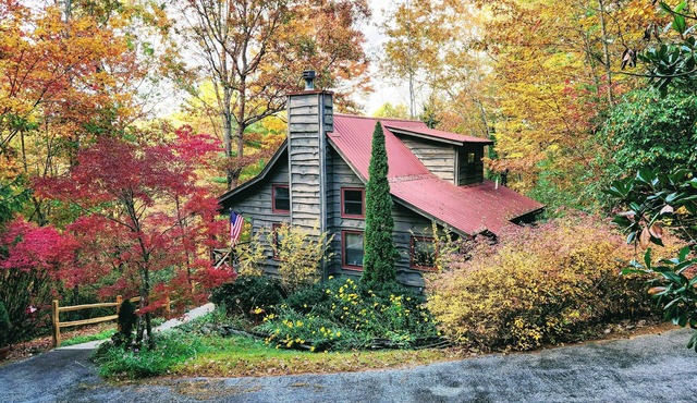 Rustic Cabin w/Porches: 8 Mi to Tallulah Gorge!