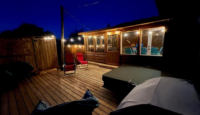 Rustic Cabin with all the amenities, including the hot tub!