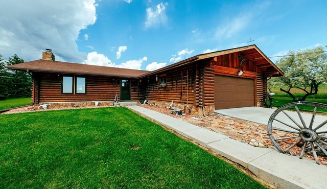 Rustic Cabin with Enormous Backyard and Marvelous Mountain Views in Buffalo, Wyoming