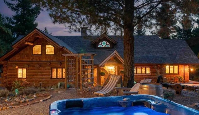 Rustic Cabin With hot tub at Homewood Forest Retreat