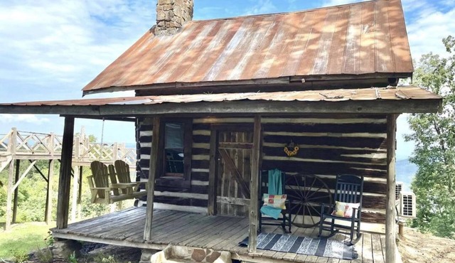 Rustic cabin with modern amenities overlooking Lake Guntersville.