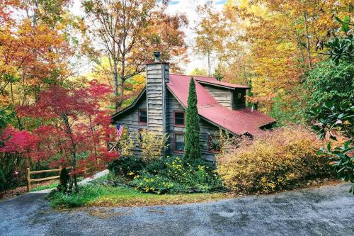 Rustic Cabin with Porches 8 Mi to Tallulah Gorge!