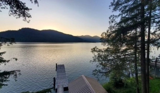 Rustic cabin with stunning sunset views of Priest Lake