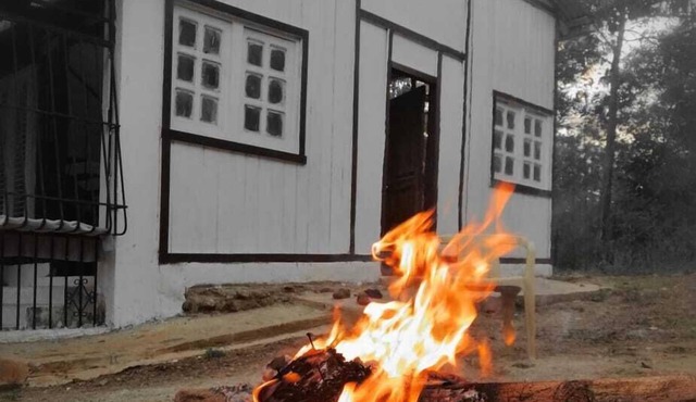 Rustic Cabin with two spacious rooms, in the forest, ideal for groups
