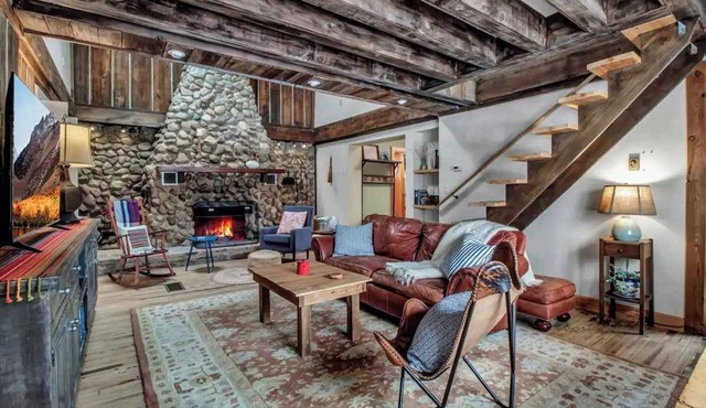 Rustic Cabin, Wood Fireplace & Large Deck