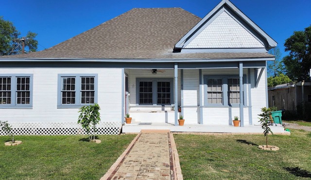 Rustic Cajun Country Charm less than one mile from Lamar College and boat docks.