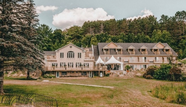 Rustic chalet for 100 people