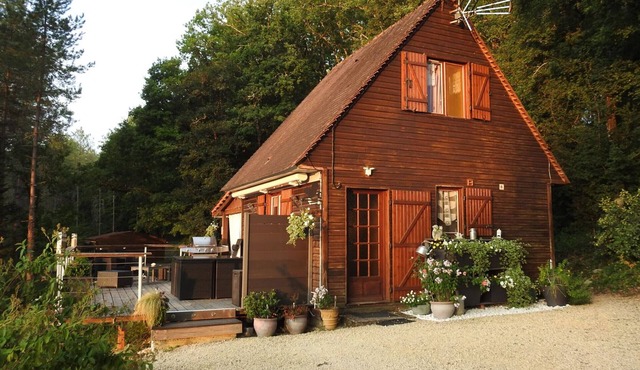 Rustic chalet in Perigord Noir with terrace and included amenities