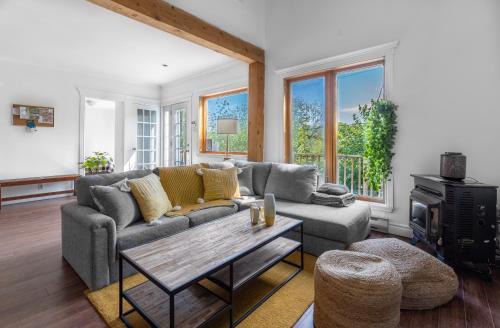 Rustic Chalet Le Cozy hot tub Lakeview - Ski - Tubing- Familizoo - spa - full of near by activities winter