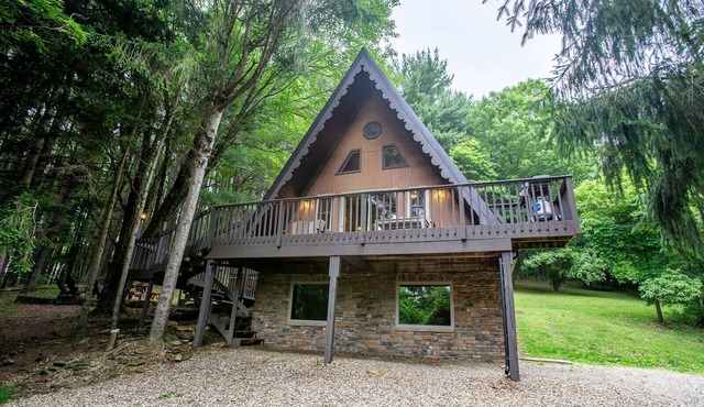 Rustic Chalet - Secluded with Hot Tub & Pool Table