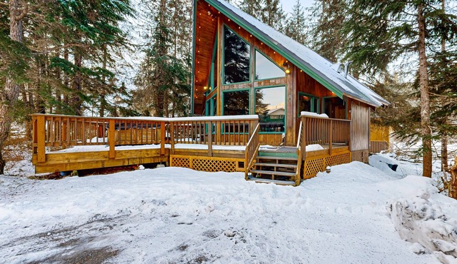 Rustic chalet w/ sauna, views, near the slopes