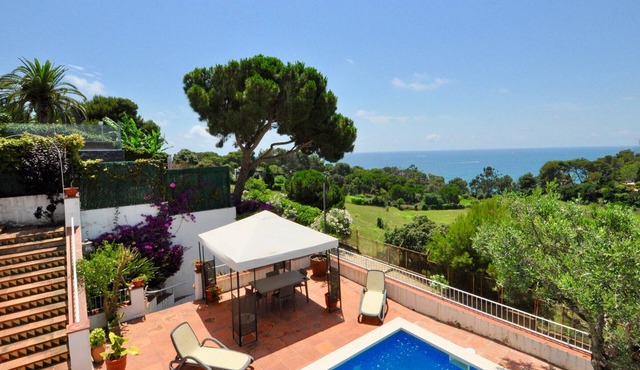 Rustic chalet with private pool near the beach