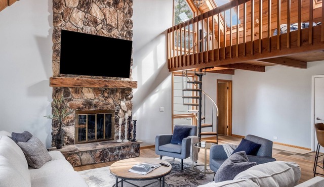 Rustic Charm 4 BD/2.5 BA w/ Loft