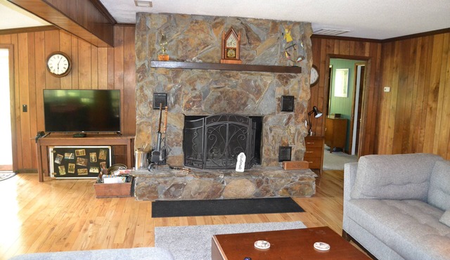 Rustic Charm 4-bedroom spacious Cabin with Big Smokey Mountain VIEW!