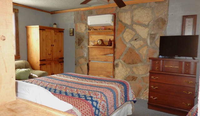 Rustic Charm Cabin for Families, Couples, or Fishing, Hunting ON Norfork Lake!